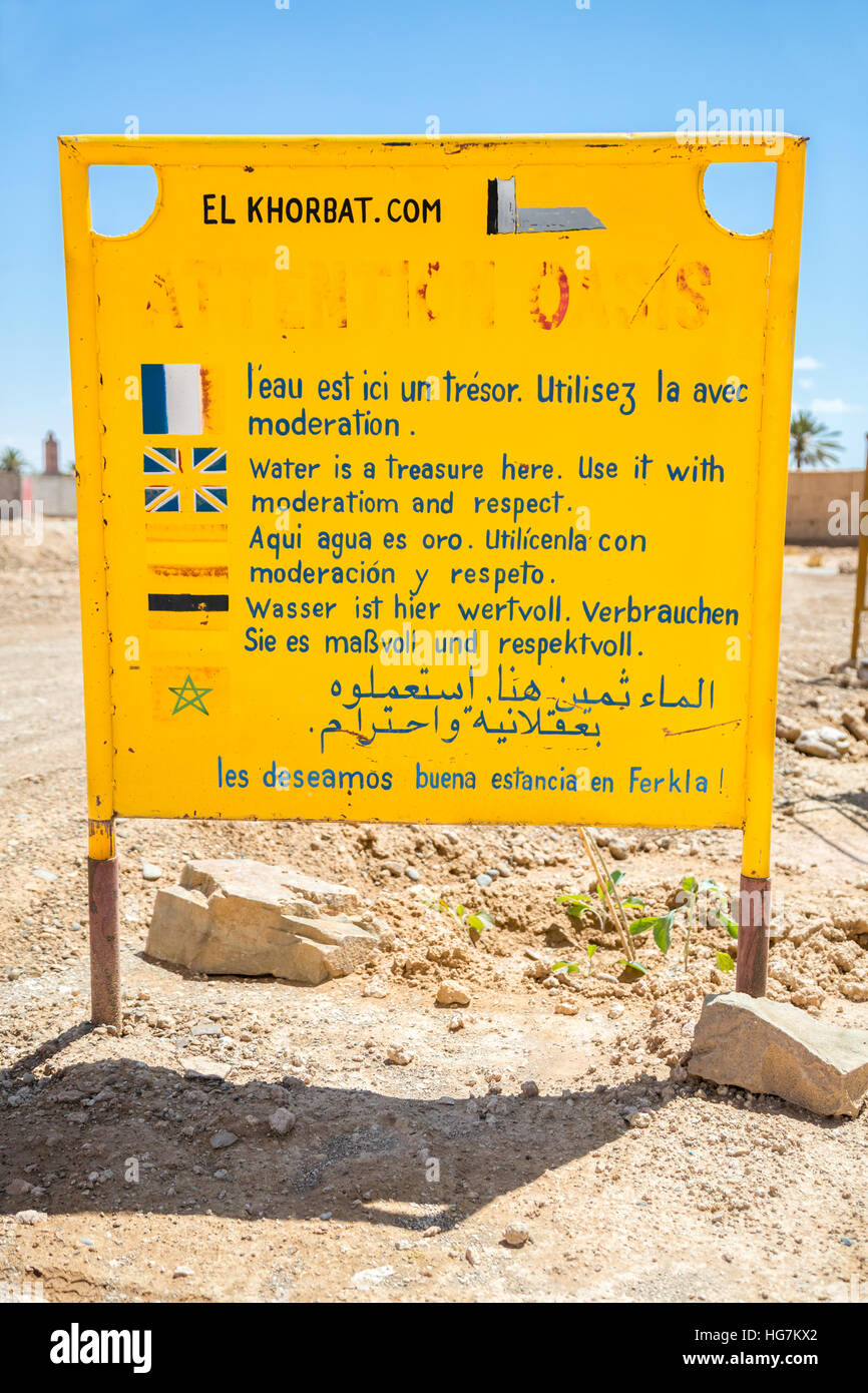 Ksar Elkhorbat, Maroc. Signe multilingue demandant aux visiteurs de conserver l'eau. Banque D'Images