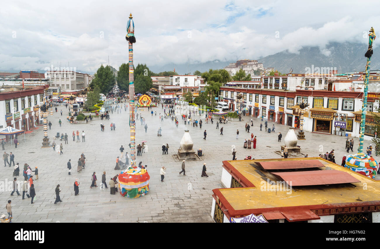 Lhassa, Tibet - l'avis de nombreux pèlerins au Temple Jokhang Square dans la journée. Banque D'Images