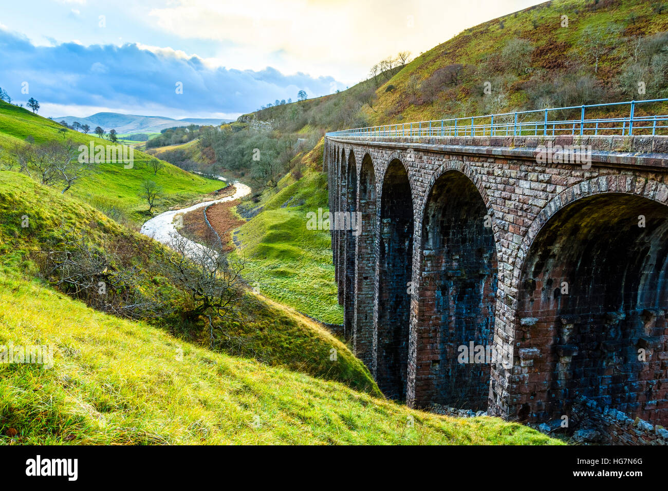 L'ancien viaduc de chemin de fer dans la région de Smardale Gill, Cumbria, maintenant une réserve naturelle, avec la Northern Fells Cap Sud dans la distance Banque D'Images