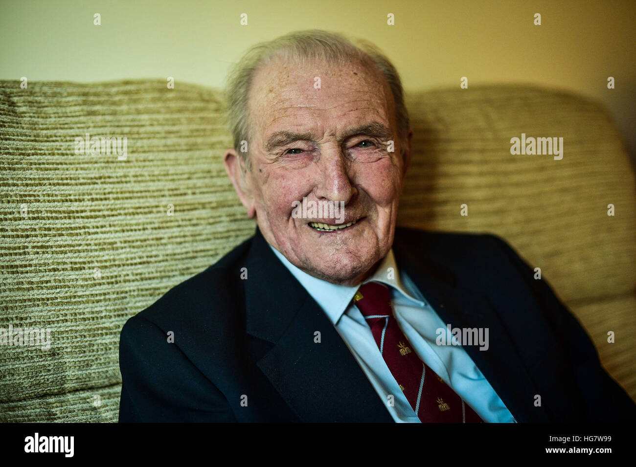 George 'Johnny' Johnson, 95 ans, chez lui à Bristol, comme le dernier survivant de la compagnie britannique Dambuster, a déclaré que s'il avait reçu un chevalier, il serait de se souvenir de son escadron et non de lui-même. Banque D'Images