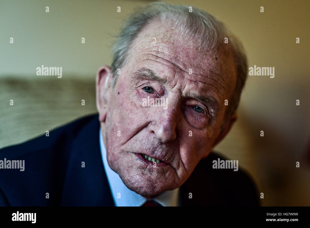 George 'Johnny' Johnson, 95 ans, chez lui à Bristol, comme le dernier survivant de la compagnie britannique Dambuster, a déclaré que s'il avait reçu un chevalier, il serait de se souvenir de son escadron et non de lui-même. Banque D'Images