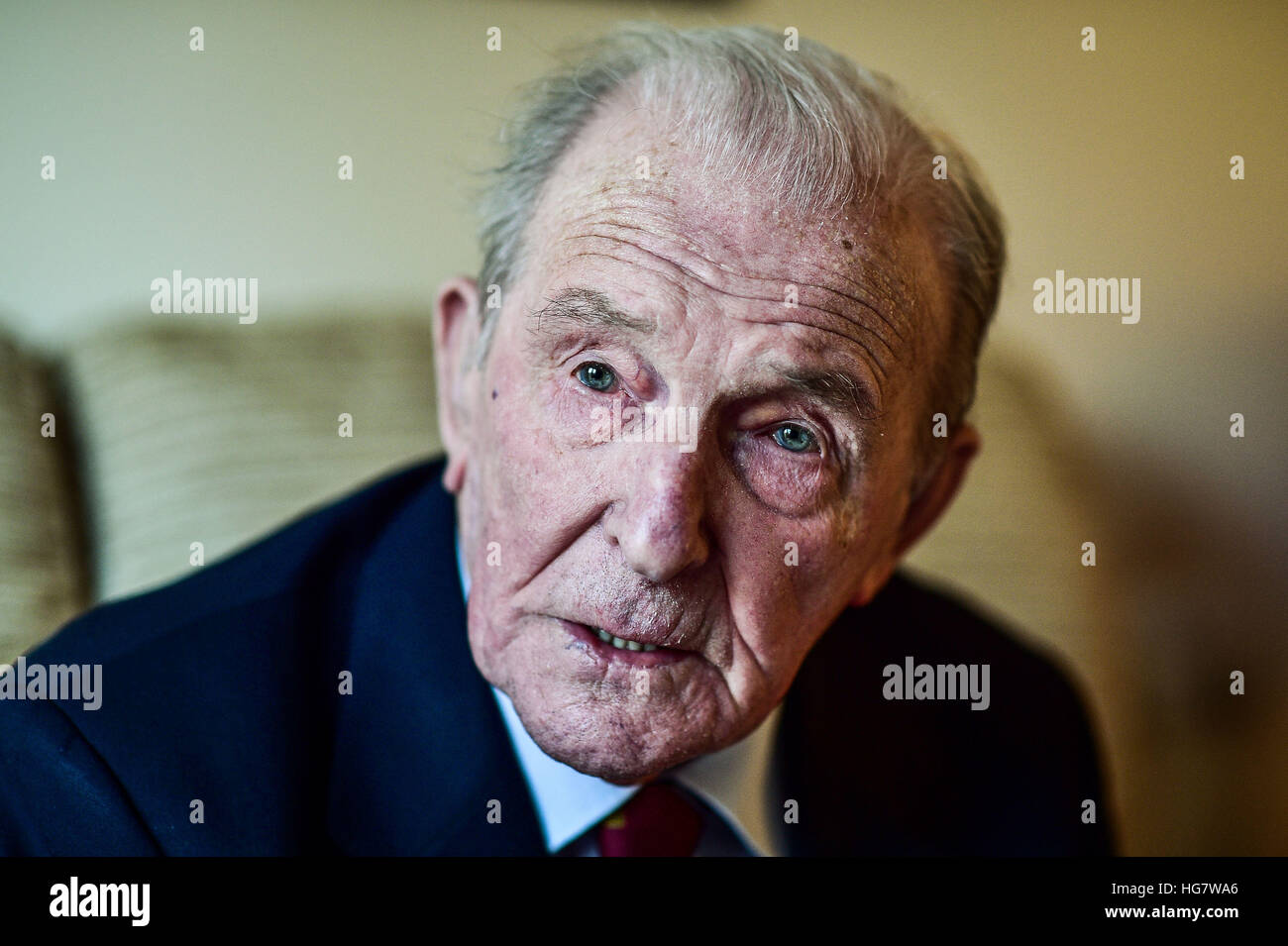 George 'Johnny' Johnson, 95 ans, chez lui à Bristol, comme le dernier survivant de la compagnie britannique Dambuster, a déclaré que s'il avait reçu un chevalier, il serait de se souvenir de son escadron et non de lui-même. Banque D'Images