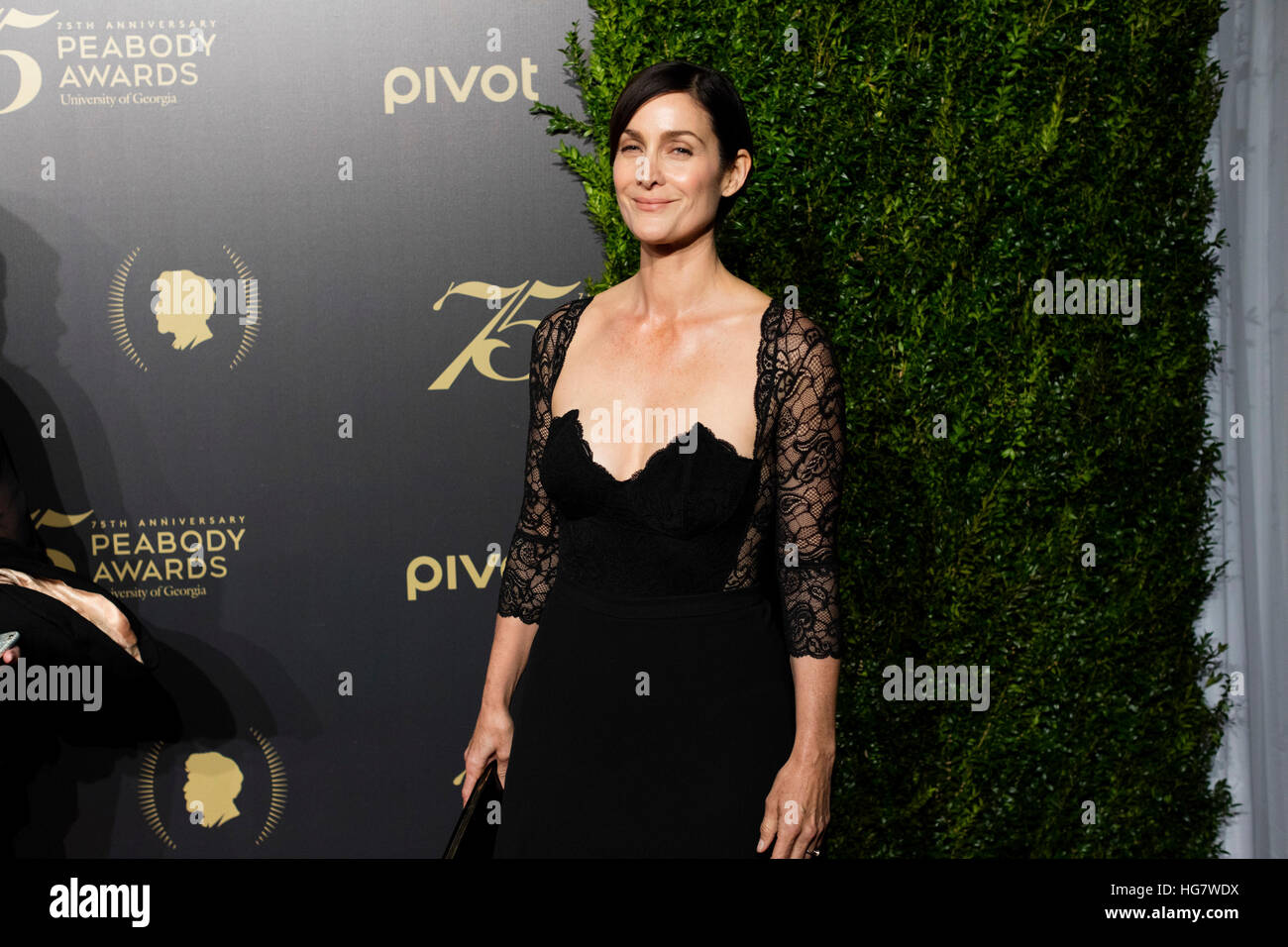 Carrie Anne-Moss arrive à la 75e Peabody Awards le 21 mai 2016 à New York, New York. Banque D'Images