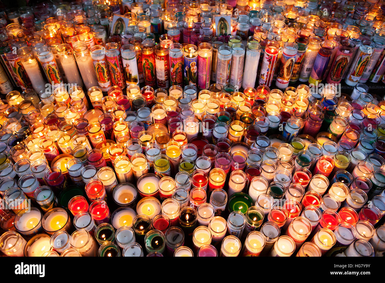 Bougies votives s'allument pendant la fête de Notre Dame de Guadalupe fête fête annuelle de deux jours de célébration du saint patron du Mexique. Bravant extrem Banque D'Images