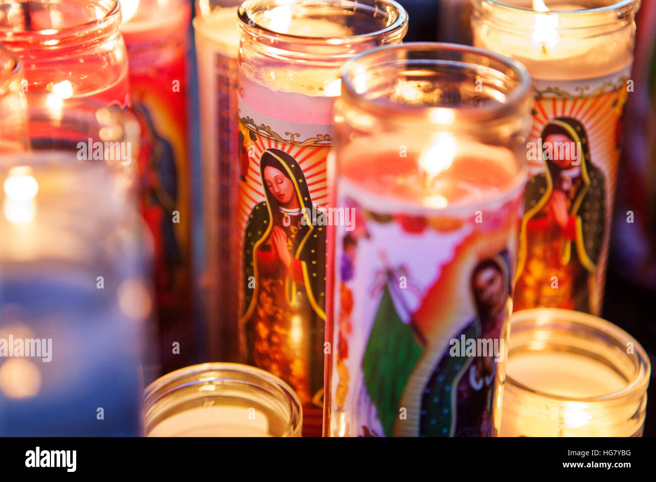 Bougies votives s'allument pendant la fête de Notre Dame de Guadalupe fête fête annuelle de deux jours de célébration du saint patron du Mexique. Bravant extrem Banque D'Images