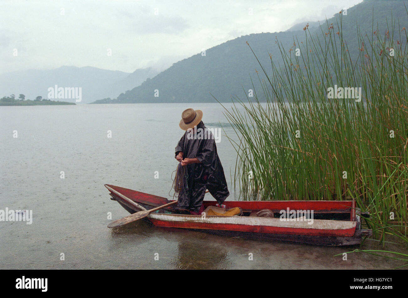 Un pêcheur sur le lac Atitlán ou Lago de Atitlán, est entouré par trois volcans dans les hautes terres guatémaltèques de la Sierra Madre, chaîne de montagnes. Le l Banque D'Images