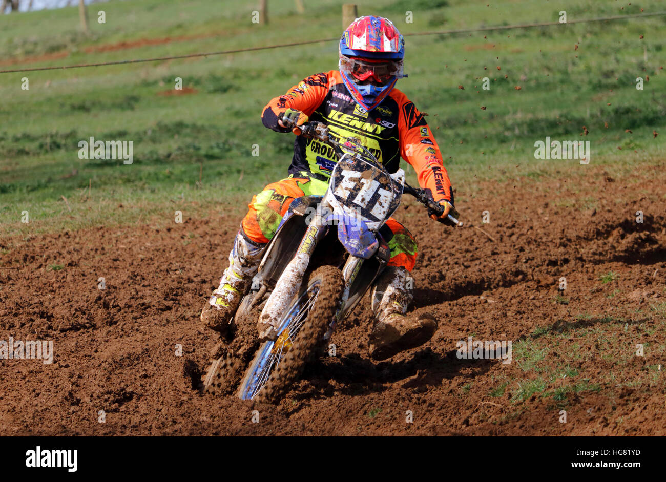 Un pilote de motocross dans une course à Dover dans le Northamptonshire Banque D'Images