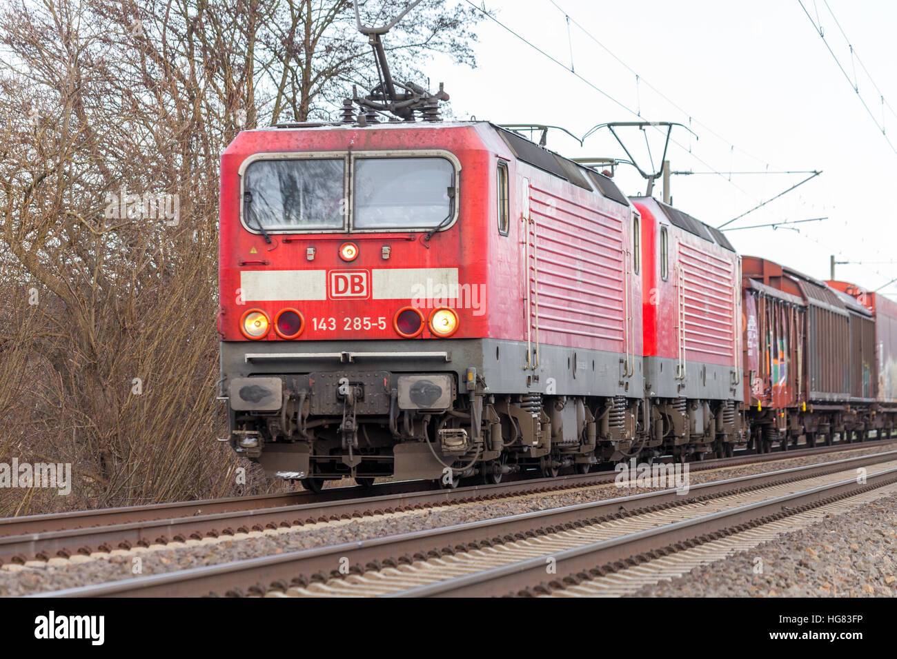 BURG / ALLEMAGNE - 5 janvier 2017 : chemins de fer allemands, la Deutsche Bahn (DB) Class 143 wagons de marchandises avec des trains de disques sur les voies. Banque D'Images