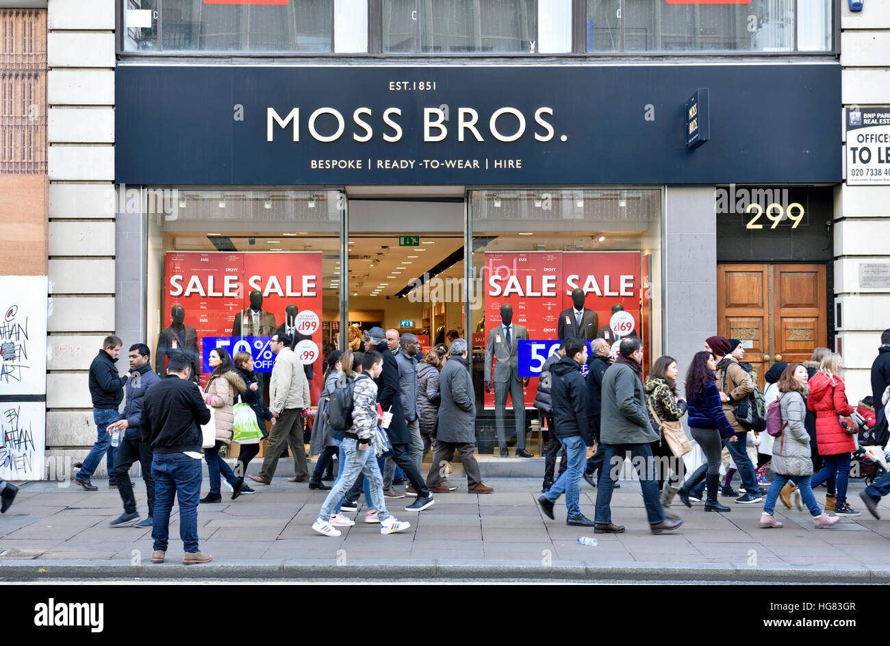 Moss Bros vente avec les personnes de passage, Oxford Street, Londres, Angleterre, Grande-Bretagne, Royaume-Uni Banque D'Images