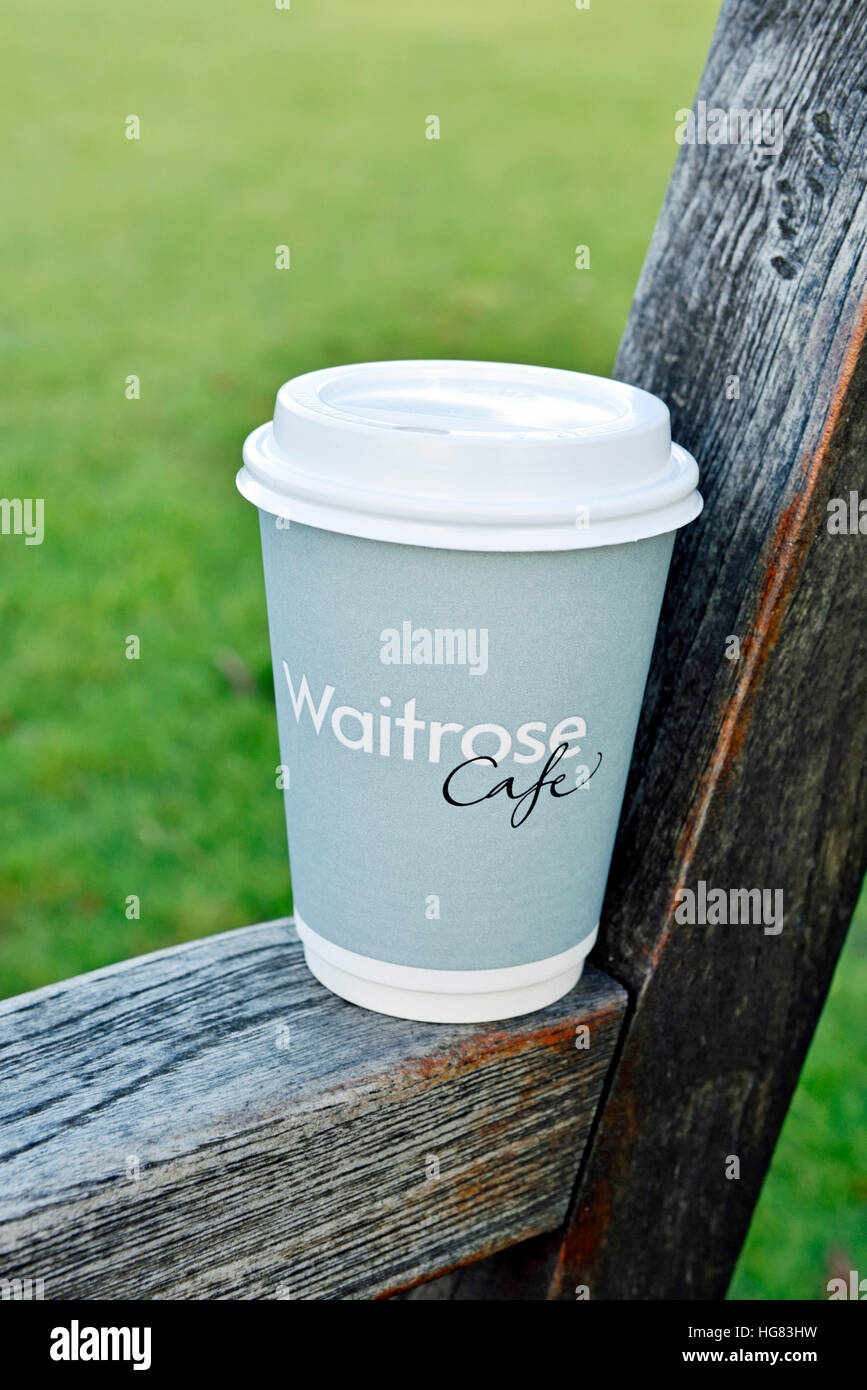 Waitrose emporter jetables tasse café sur banc de parc, dans le centre de Londres, Angleterre, Royaume-Uni Banque D'Images
