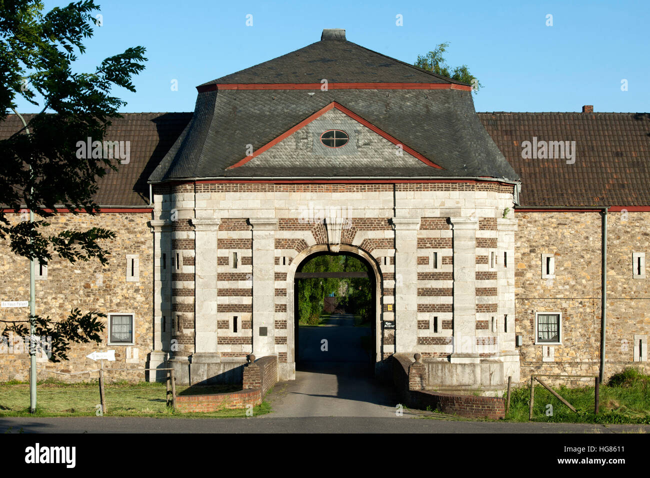 Deutschland, NRW, Städteregion Aachen, Eschweiler, Weisweiler, commune française Haus Palant (Schloss Palant), der Nordseite verbliebenen Vorburg mit Torbau Banque D'Images