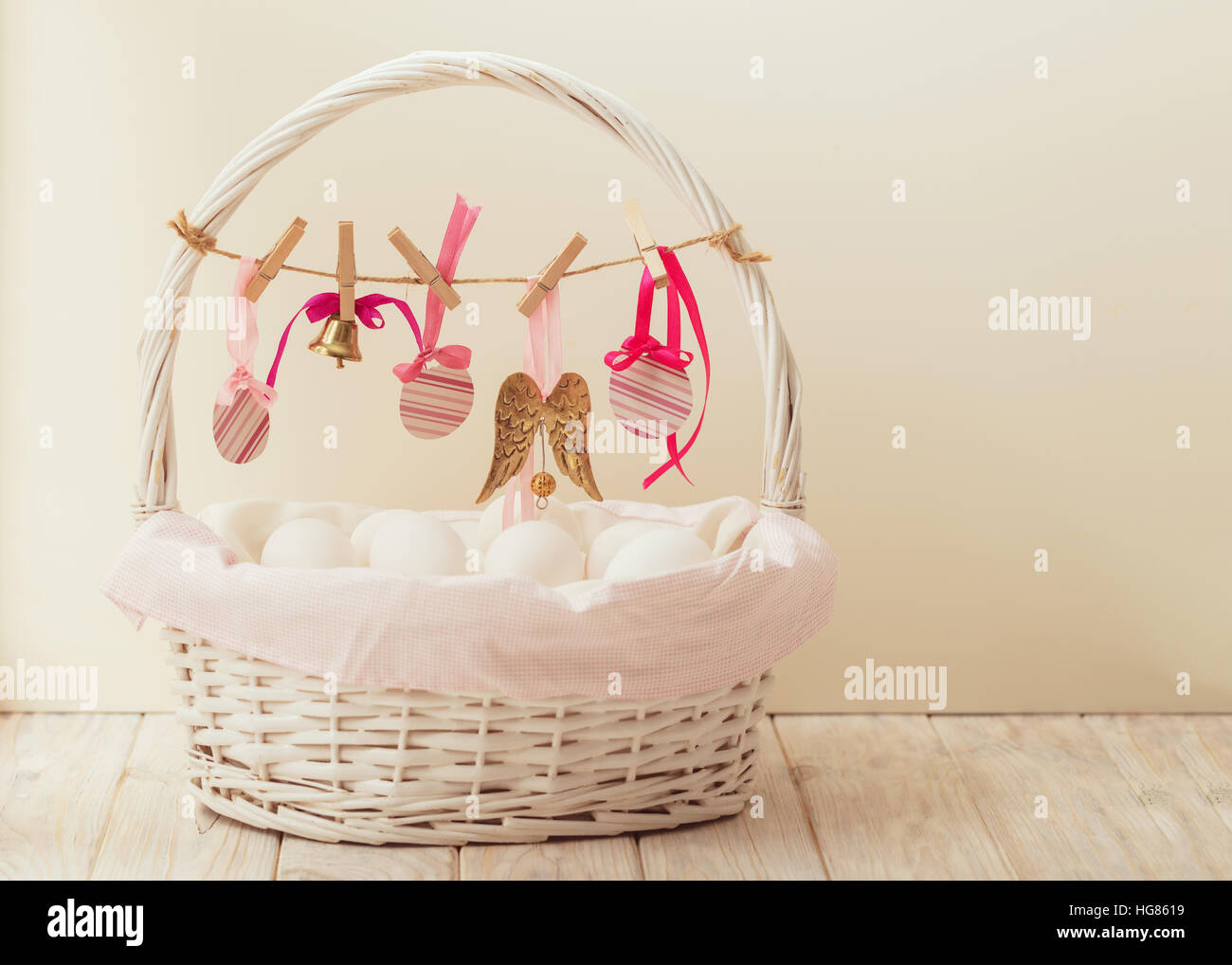 Panier de Pâques avec des oeufs de Pâques et de décor. Banque D'Images