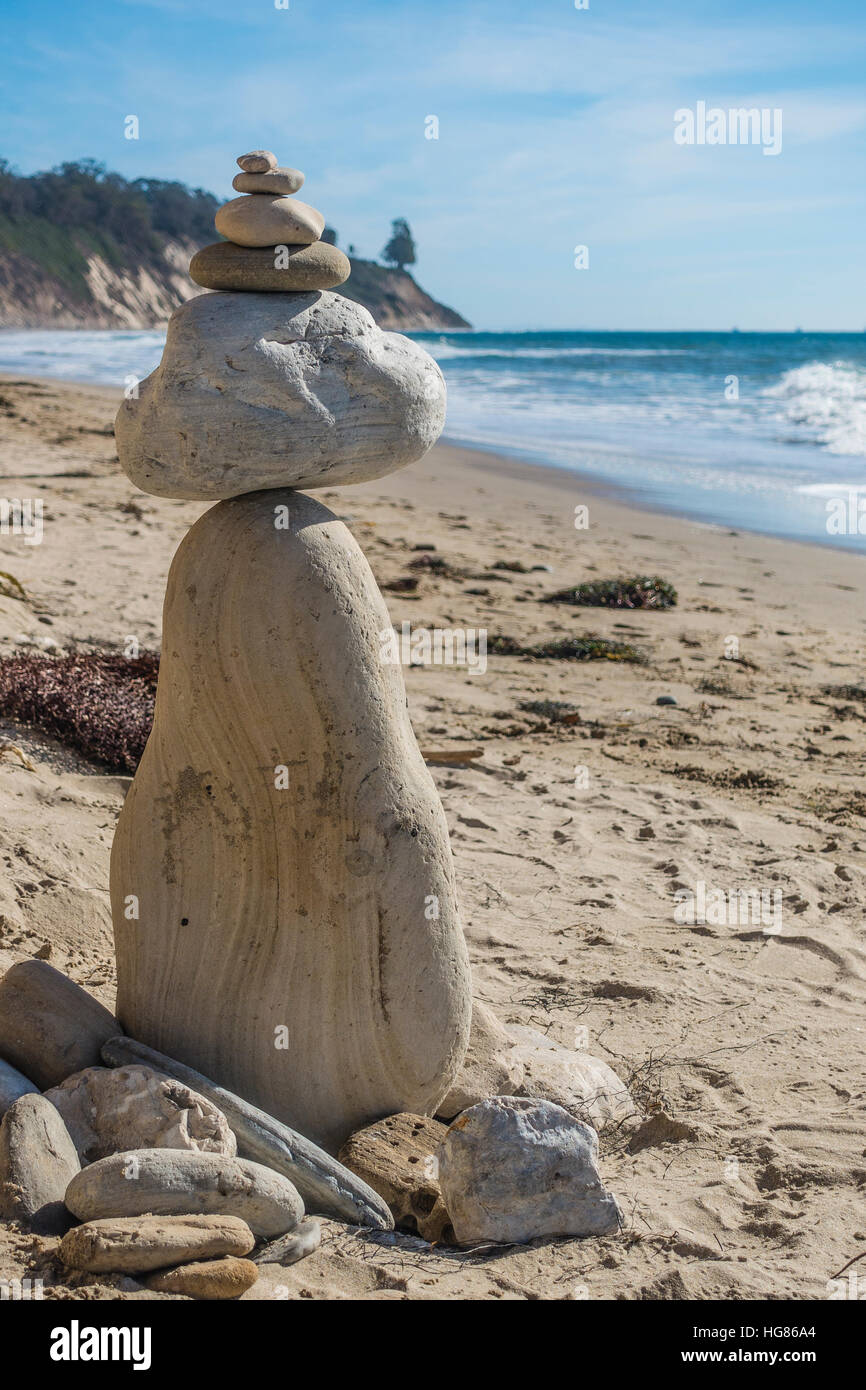 Une pile de roches qui ressemble à un chien sur la plage à Arroyo Burro Park à Santa Barbara comté par l'océan Pacifique. Banque D'Images