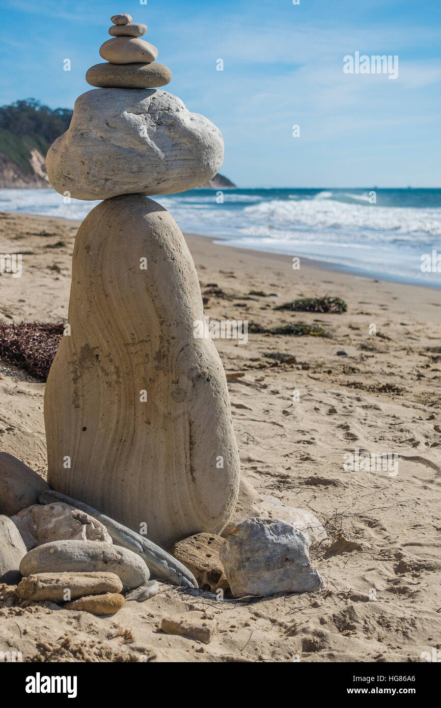 Une pile de roches qui ressemble à un chien sur la plage à Arroyo Burro Park à Santa Barbara comté par l'océan Pacifique. Banque D'Images