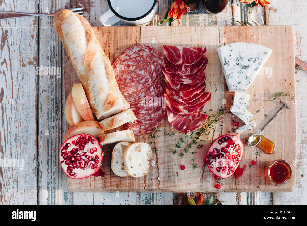 Vue de dessus de la nourriture on cutting board Banque D'Images