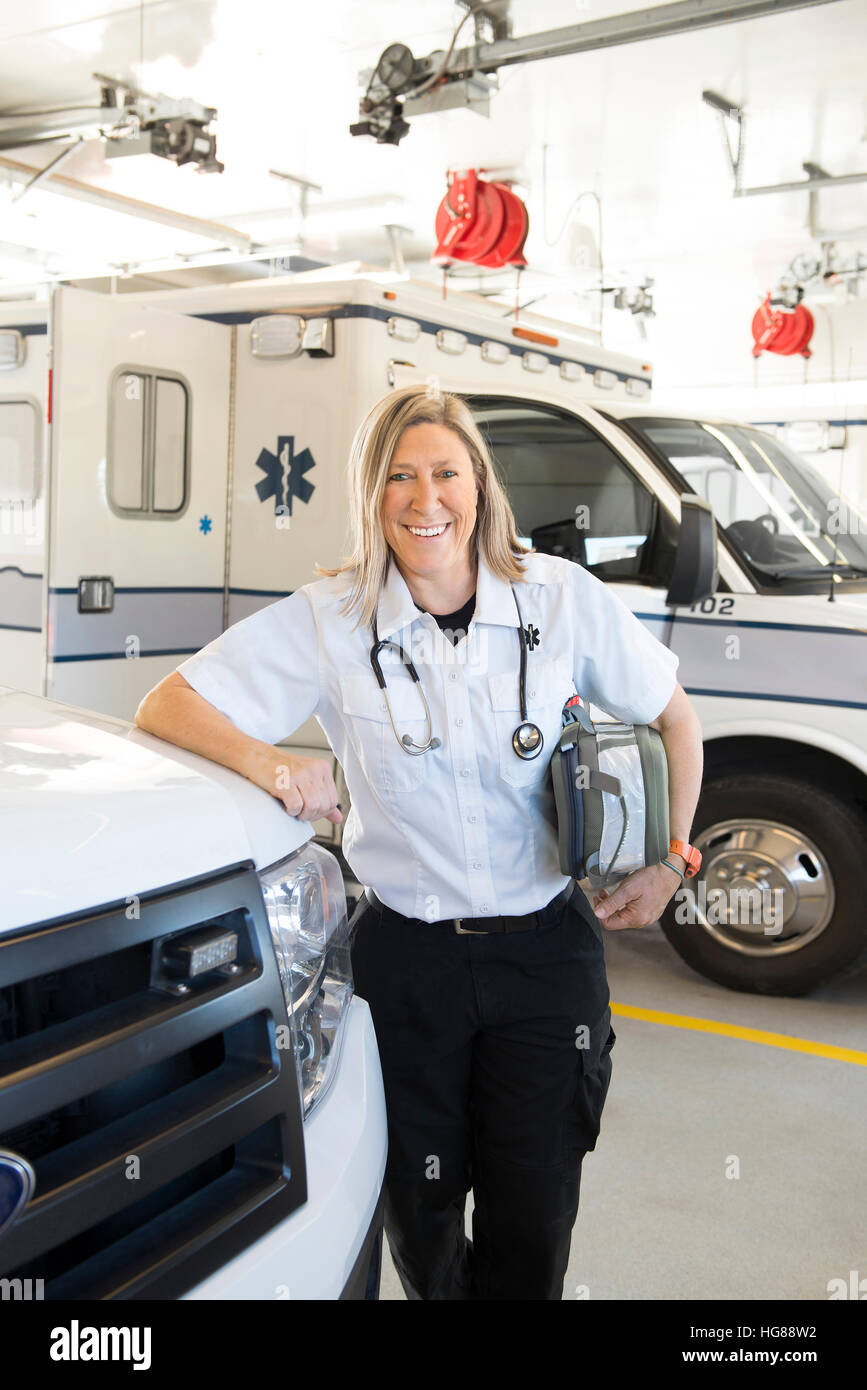 Portrait de femme debout en ambulance ambulancier Banque D'Images