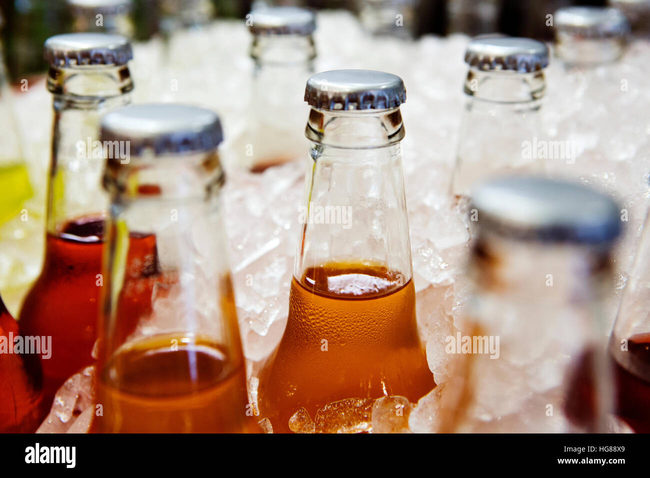 Close-up de bouteilles de verre dans les glaces Banque D'Images