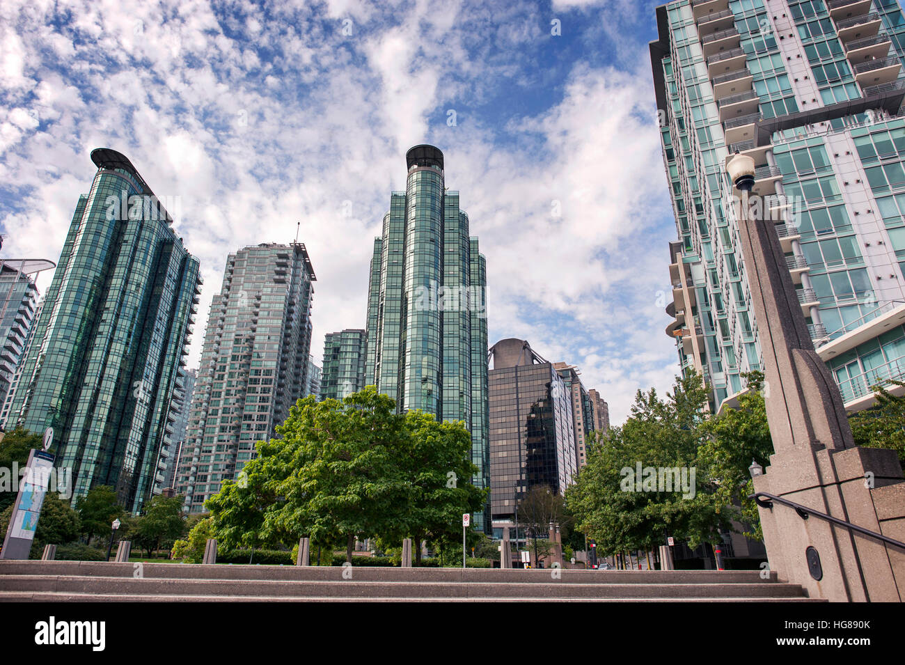 Low angle view of modern buildings against sky Banque D'Images