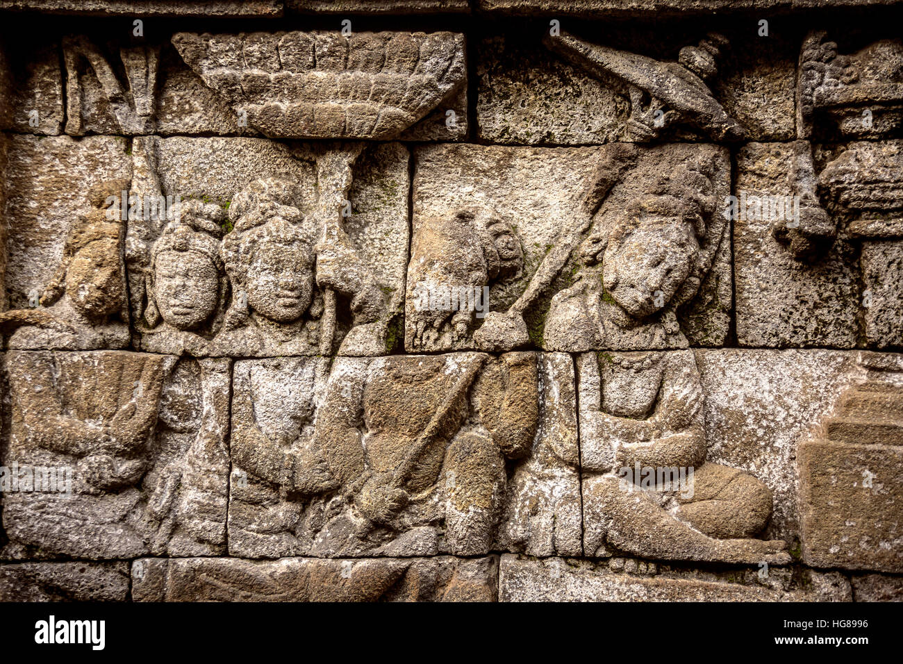 Les sculptures sur les murs du temple de Prambanan contre ciel clair Banque D'Images