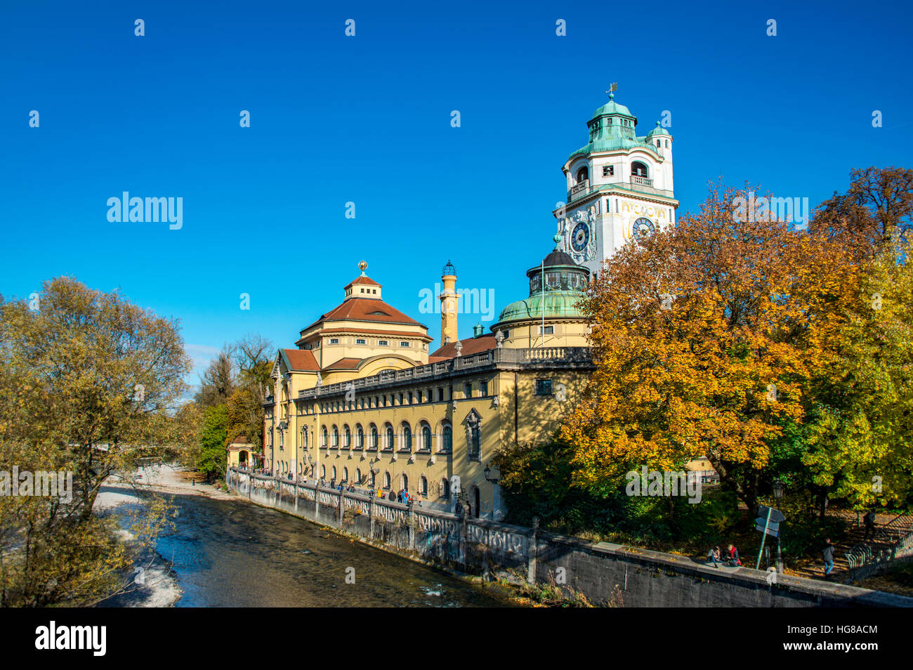 Müllersche Volksbad, bains publics, l'art nouveau des piscines intérieures, Isar, automne, Munich, Bavière, Allemagne Banque D'Images Müllersche Volksbad, bains publics, l'art nouveau des piscines intérieures, Isar, automne, Munich, Bavière, Allemagne Banque D'Images