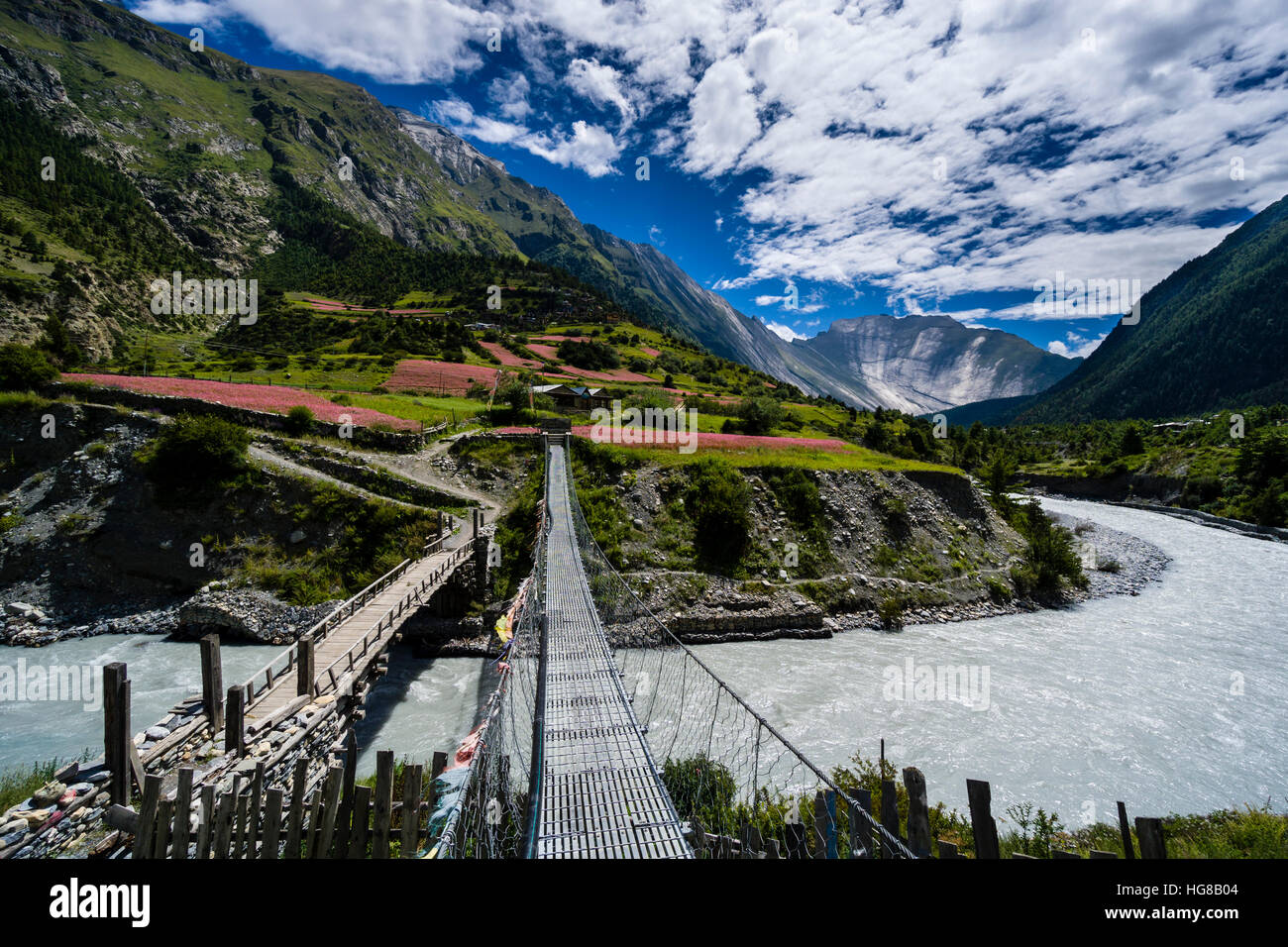 Deux ponts traversent la rivière Marsyangdi, Pisang, District de Manang, Népal Banque D'Images