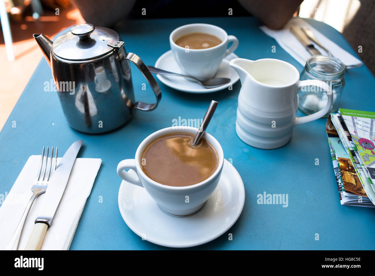 Portrait de café avec pichets sur la table Banque D'Images Portrait de café avec pichets sur la table Banque D'Images