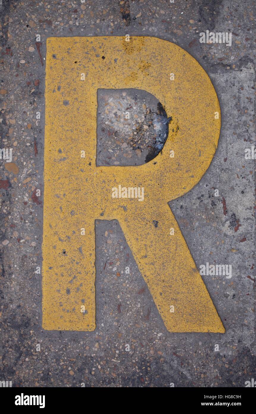 Lettre R peint sur la surface de la route Banque D'Images