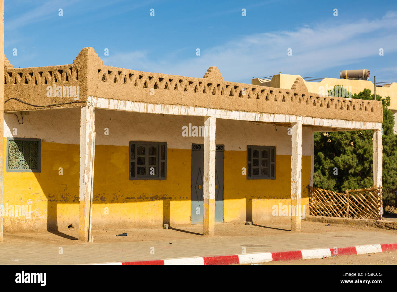 Éléments d'architecture typiquement berbère à Merzouga, Maroc Banque D'Images