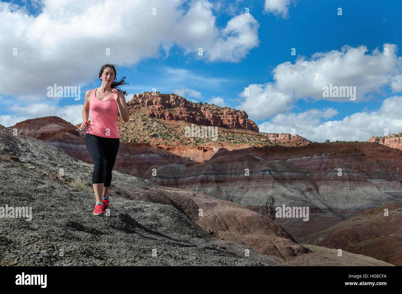 Woman running on field against sky Banque D'Images