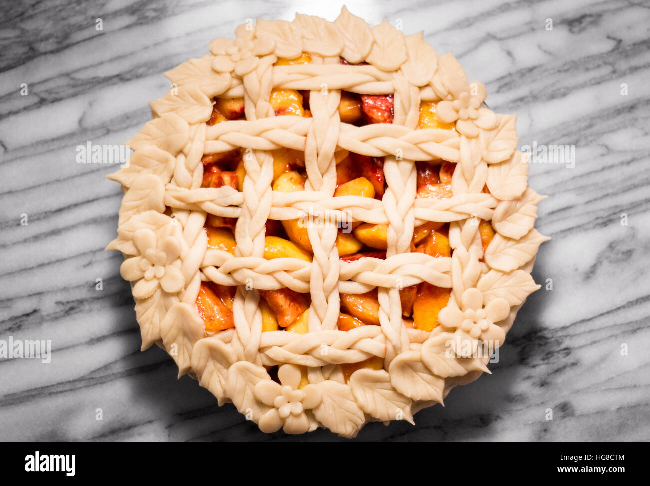 Vue aérienne de peach pie floraux sur plateau en marbre Banque D'Images