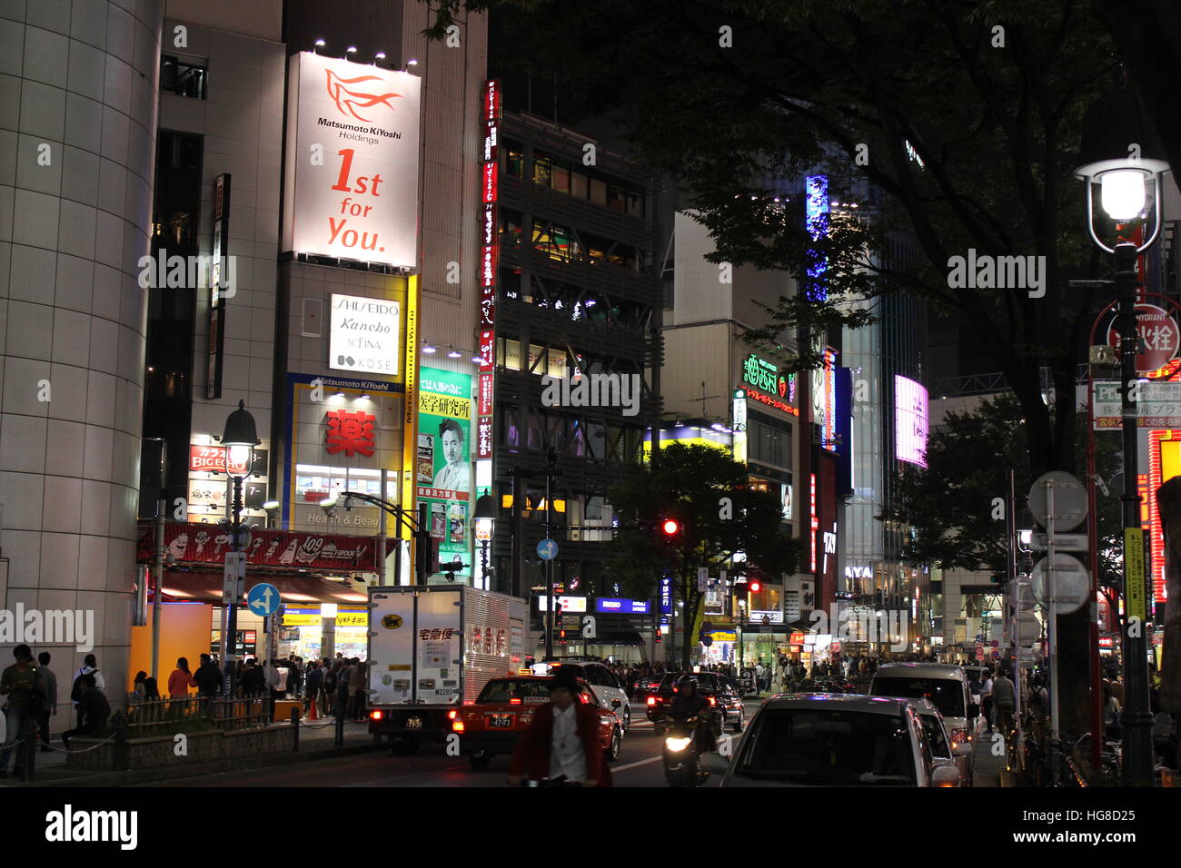 Les gens marcher dans le quartier de Shibuya à Tokyo, Japon Banque D'Images