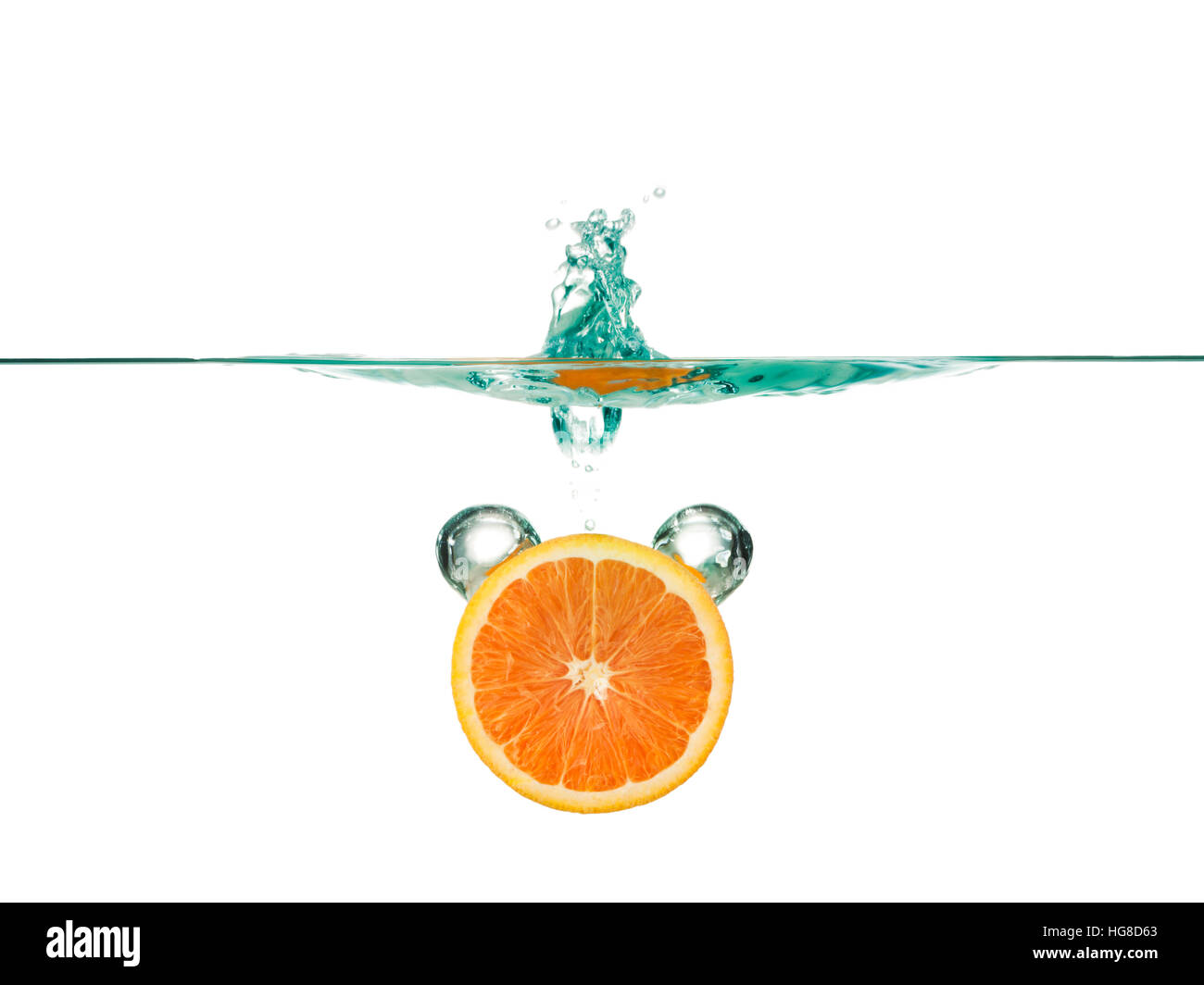 Tranche d'orange dans l'eau contre fond blanc Banque D'Images