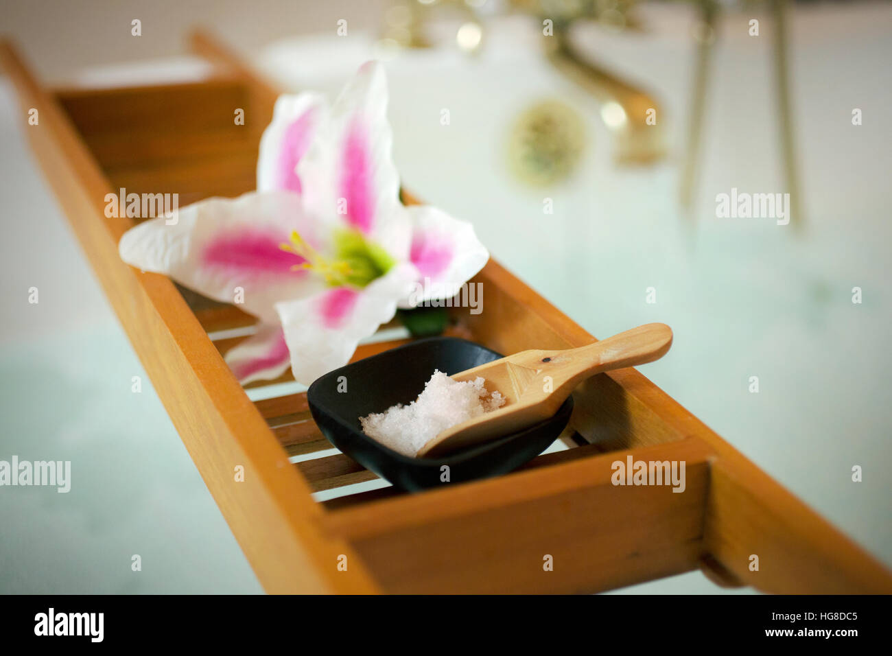 Fleur avec des cristaux de sel dans le bac en bois pour spa treatment Banque D'Images