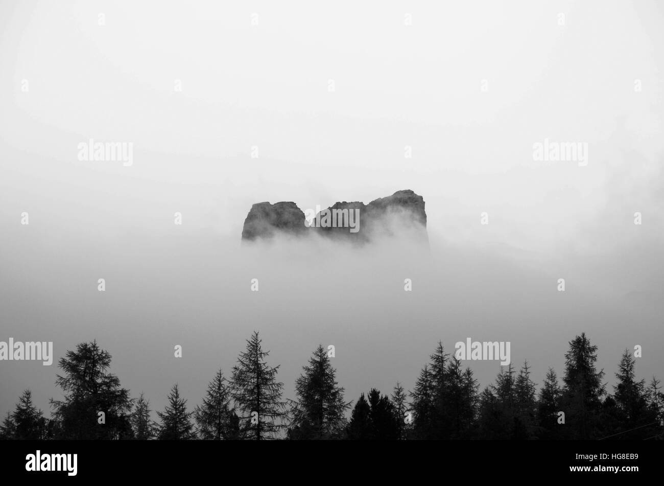 Brouillard sur mountain Banque D'Images