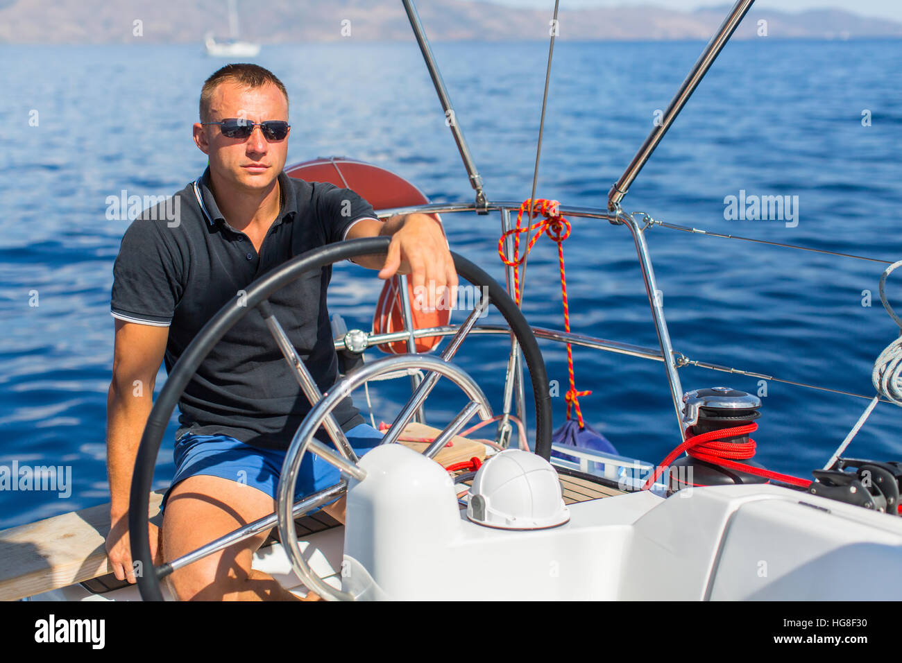 Capitaine de yacht Banque de photographies et d'images à haute résolution -  Alamy
