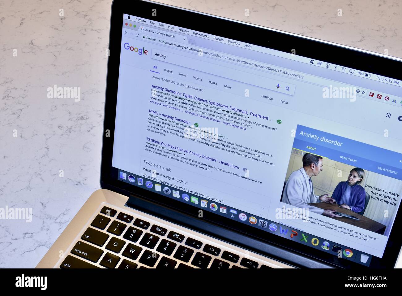 Un Apple Macbook Pro de l'affichage d'une recherche Web Google d'anxiété Banque D'Images