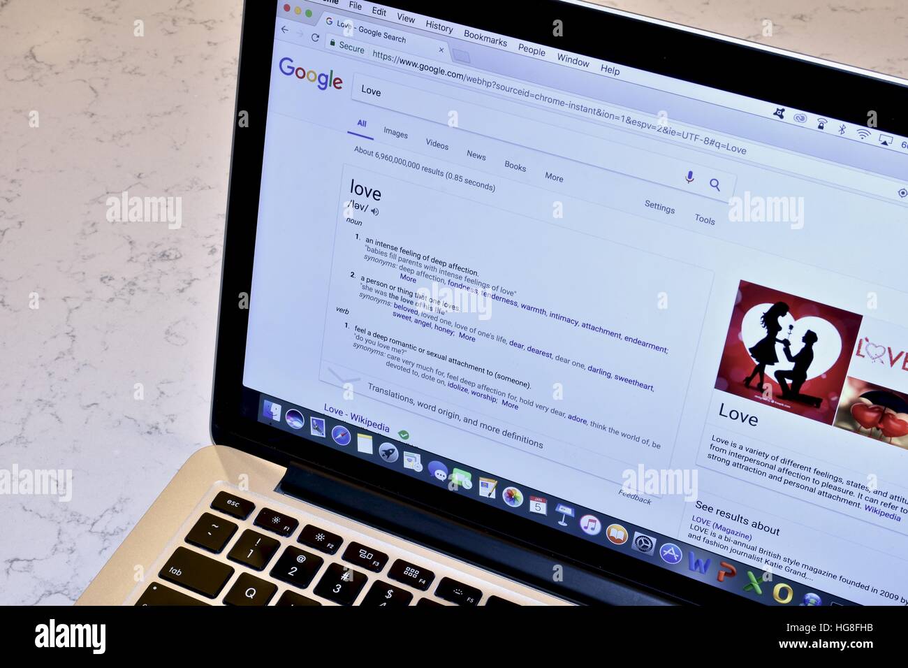 Un Apple Macbook Pro de l'affichage d'une recherche de Google de l'amour Banque D'Images