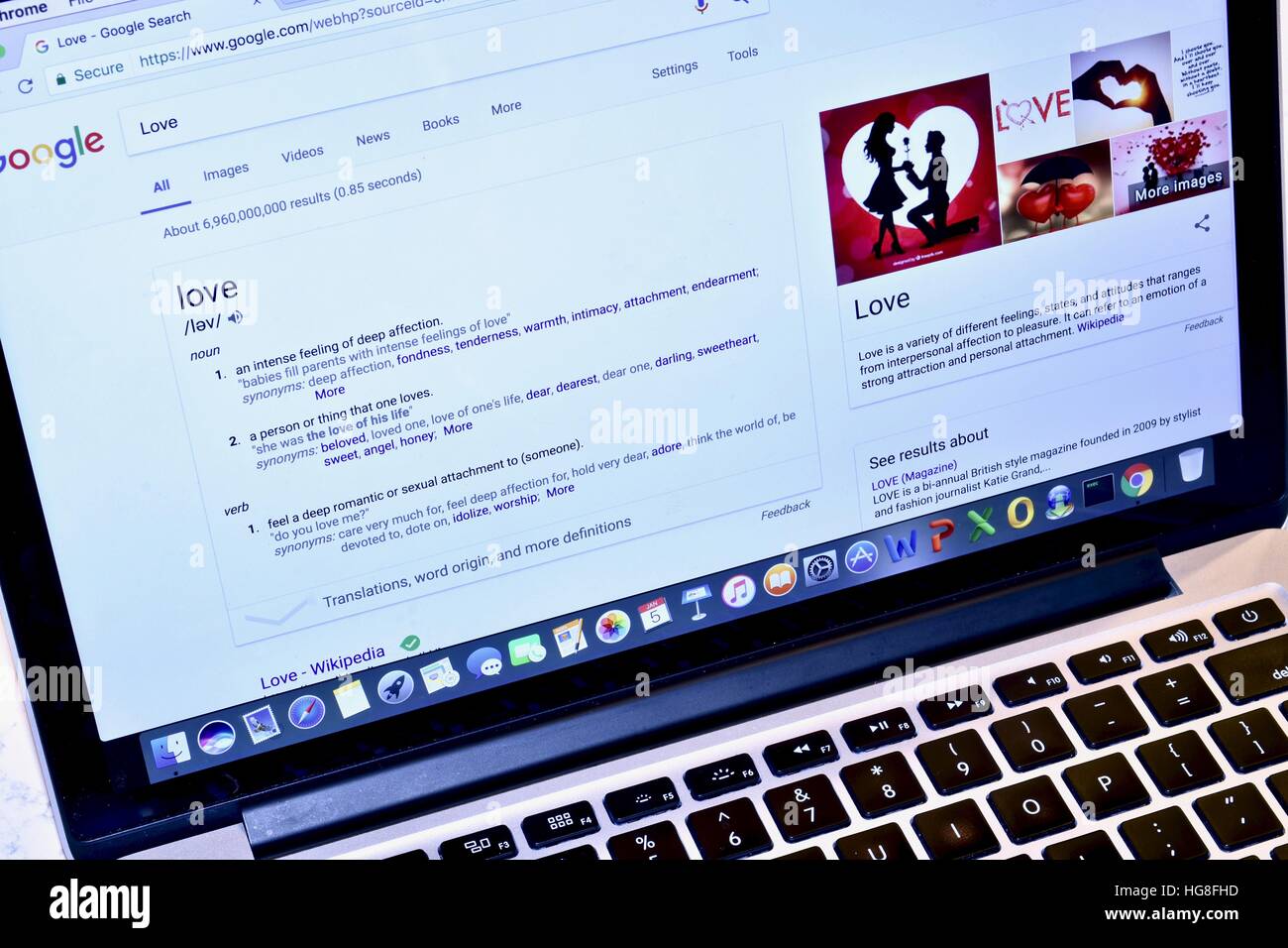 Un Apple Macbook Pro de l'affichage d'une recherche de Google de l'amour Banque D'Images