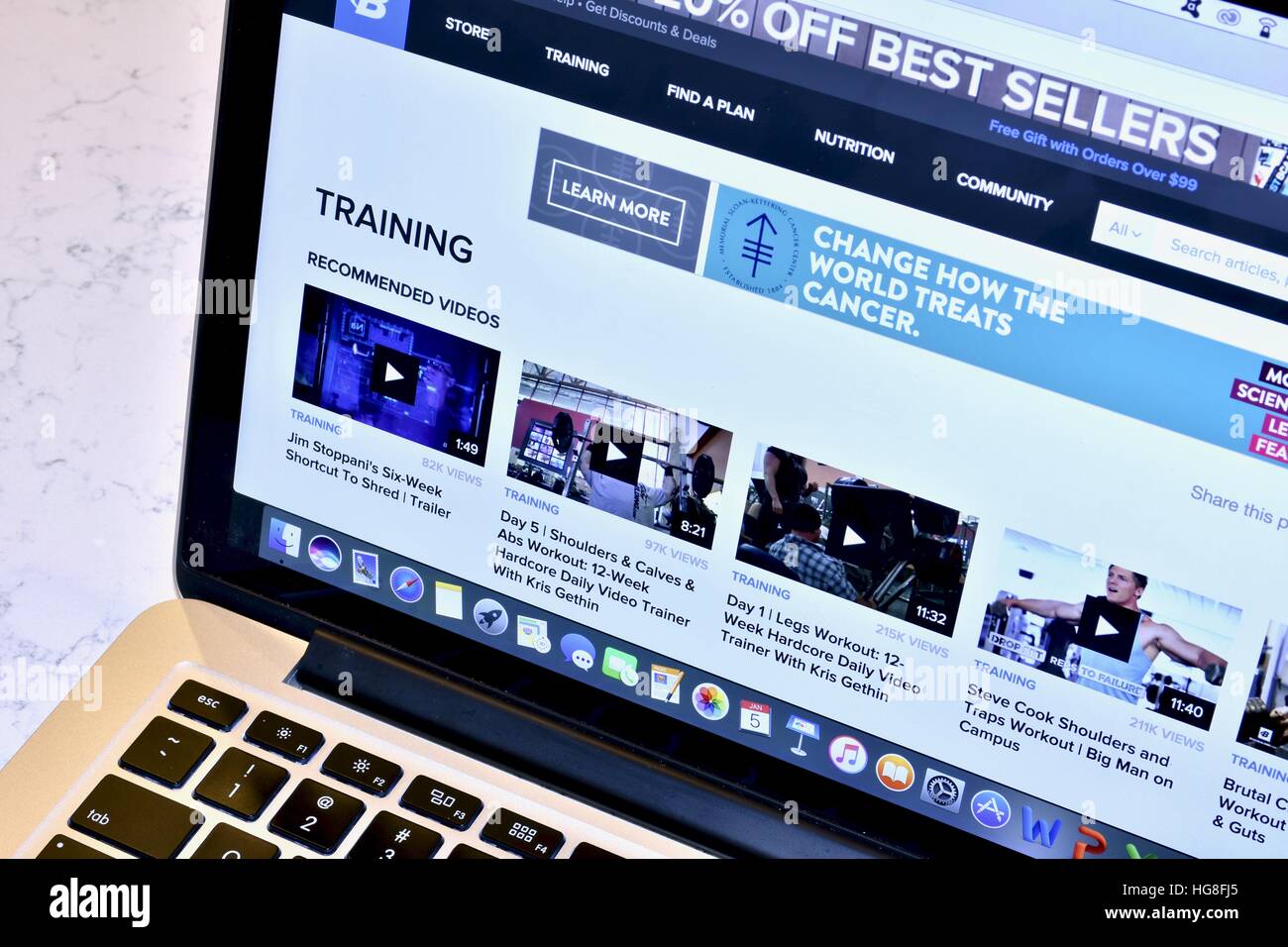 Le site web affichant Bodybuilding.com Heath, l'exercice et la nutrition conseils sur l'écran d'un Macbook Pro Apple Banque D'Images