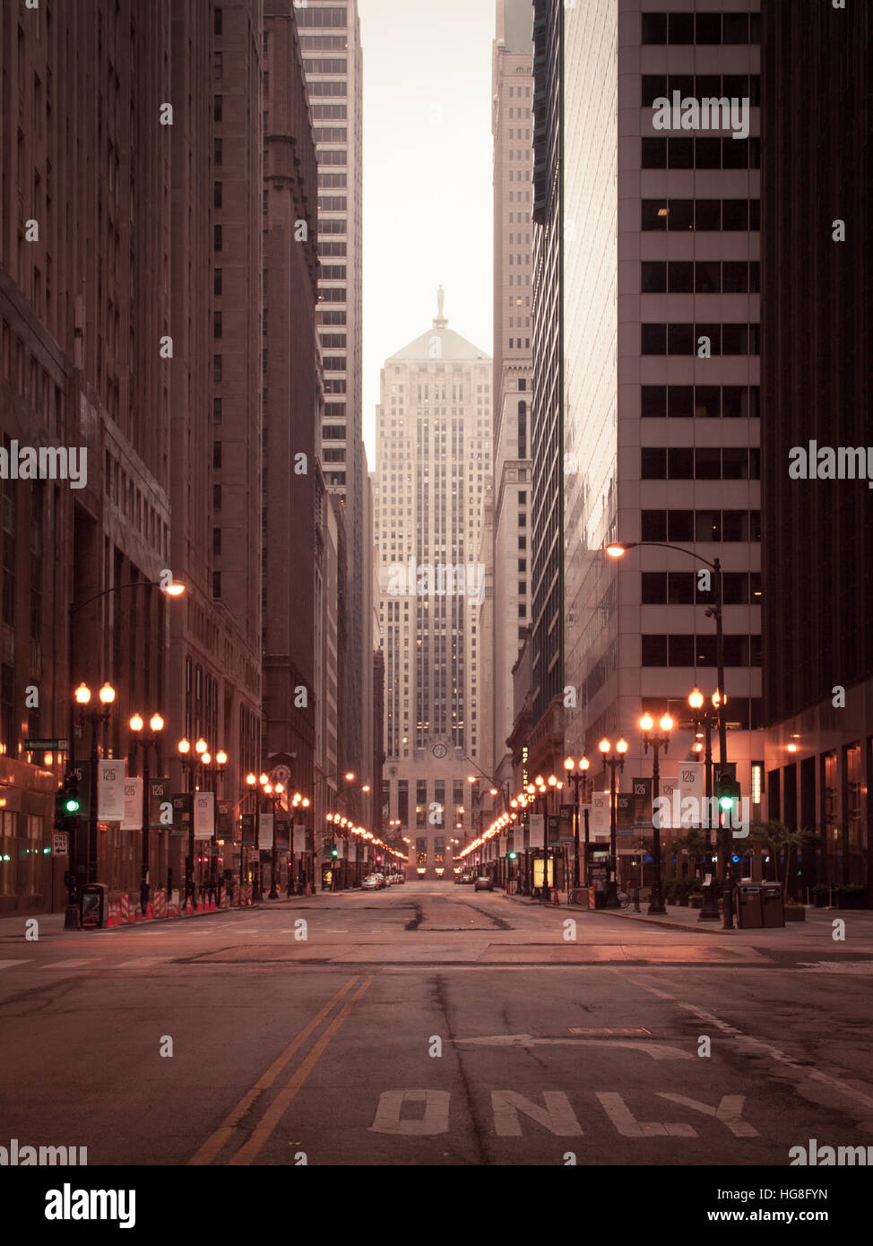 Une vue sur le Chicago Board of Trade Building, à la fin de la 'Rue LaSalle Canyon' de gratte-ciel. Chicago, Illinois. Banque D'Images
