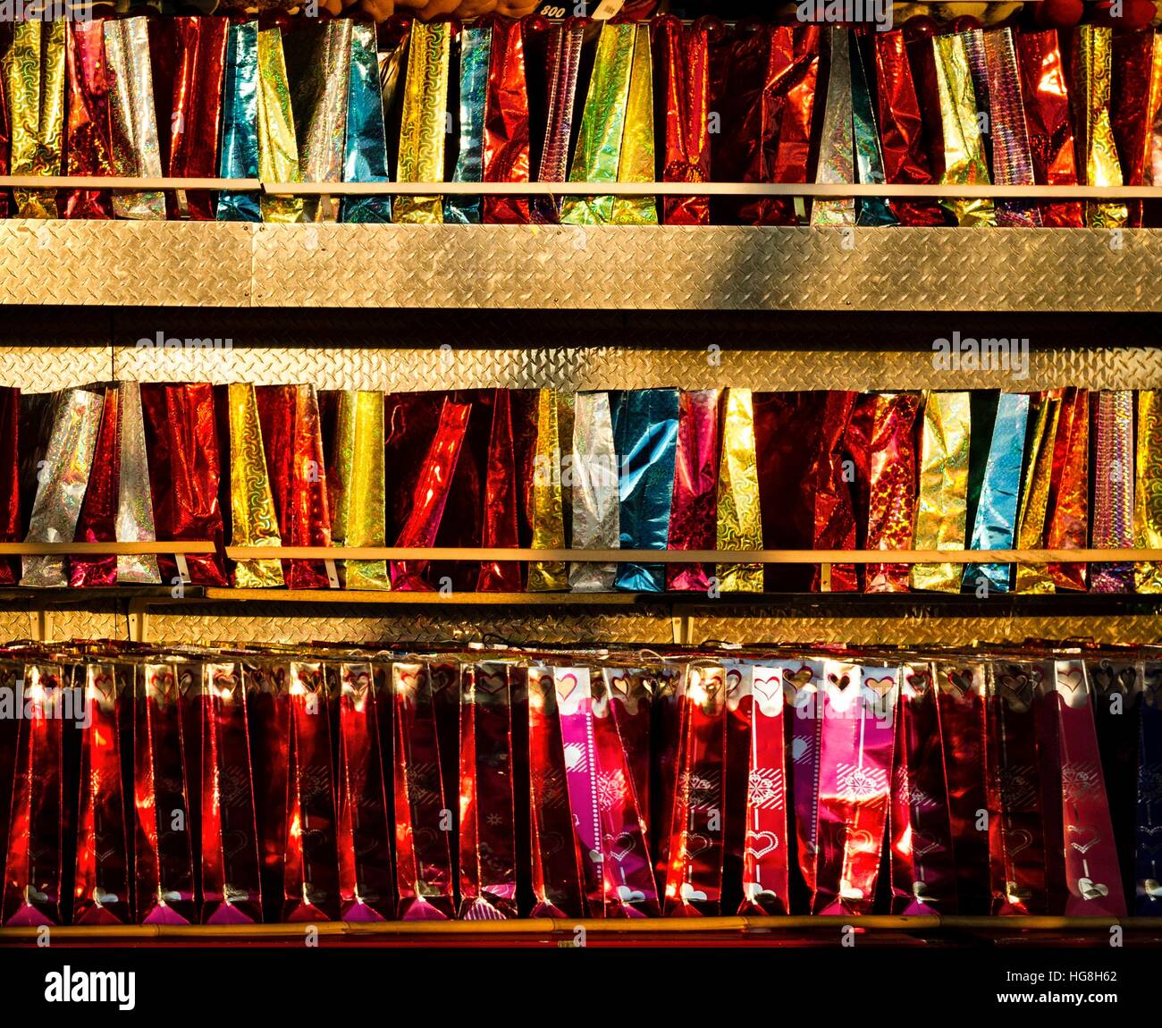 Des sacs colorés, placés dans des raws sur l'etagère. Banque D'Images