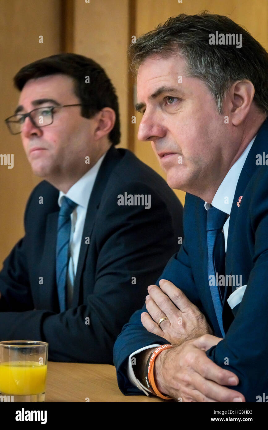 Metroplitain Maire de Liverpool Steve Rotherham député (à droite), Maire de Métro Manchester Andy Burnham ( à gauche ) Banque D'Images