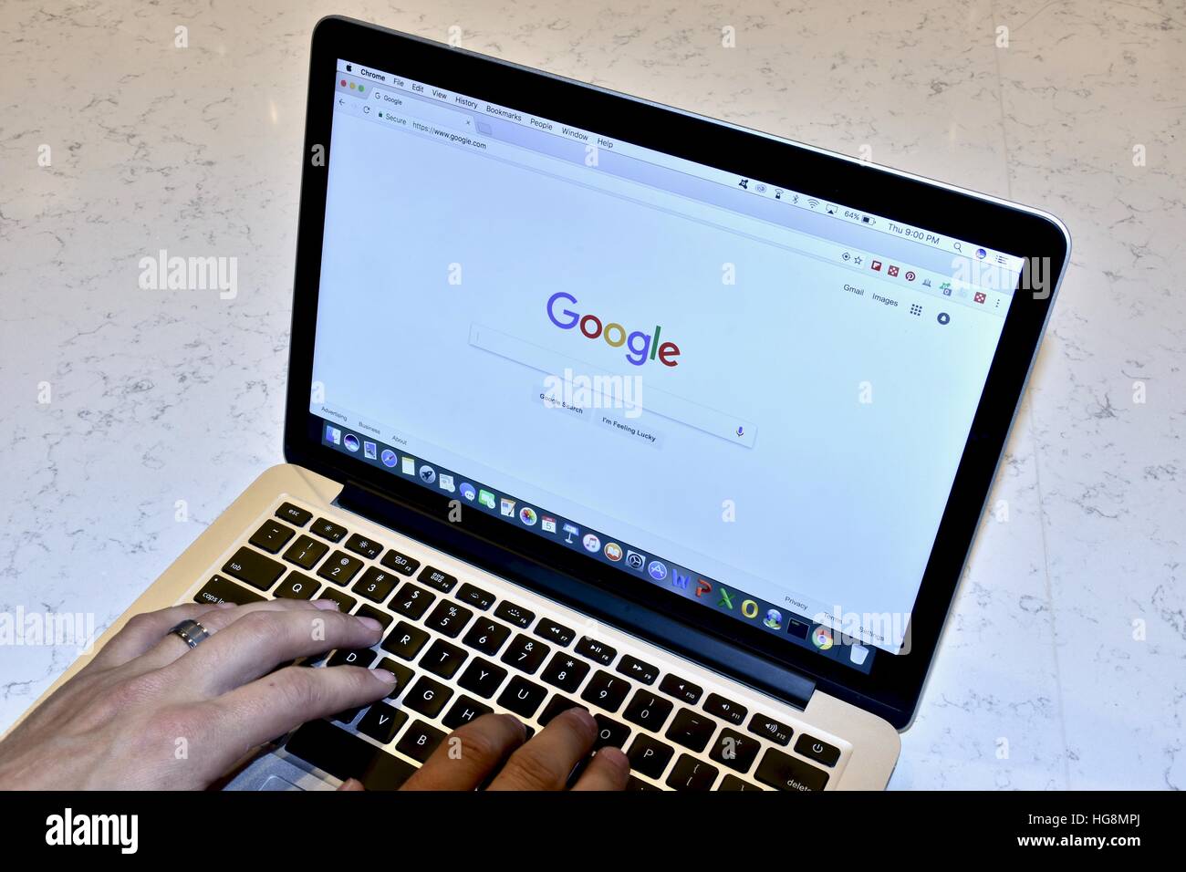 Un Apple Macbook Pro avec le moteur de recherche Google affiche sur l'écran Banque D'Images