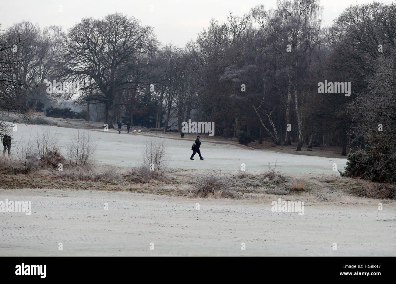 Les golfeurs jouent sur un frosty Reigate Heath à Surrey, à mesure que les températures dans le sud de l'Angleterre a chuté au-dessous de zéro. Banque D'Images