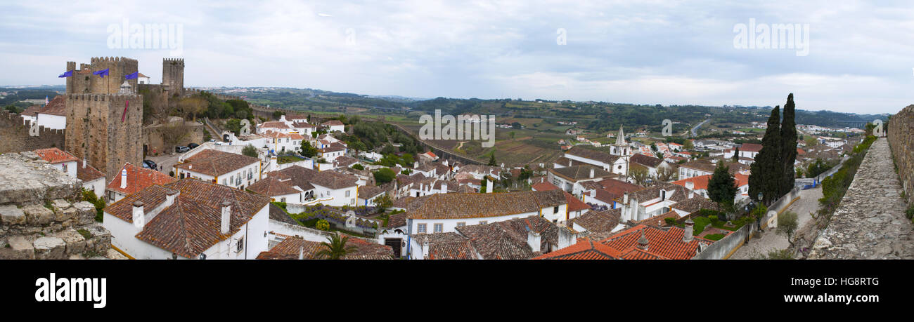 Portugal : le château et les murs d'Obidos avec vue sur les toits d'un palais de la Vieille Ville Banque D'Images