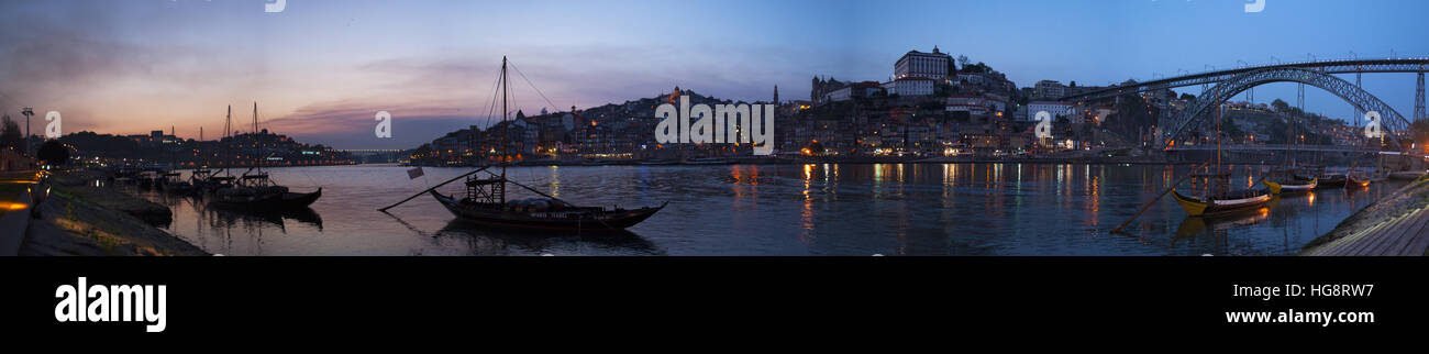 Le Portugal, l'Europe : bateaux au coucher du soleil et les toits de la vieille ville avec vue sur le pont Luiz I sur le fleuve Douro vu de Vila Nova de Gaia Banque D'Images