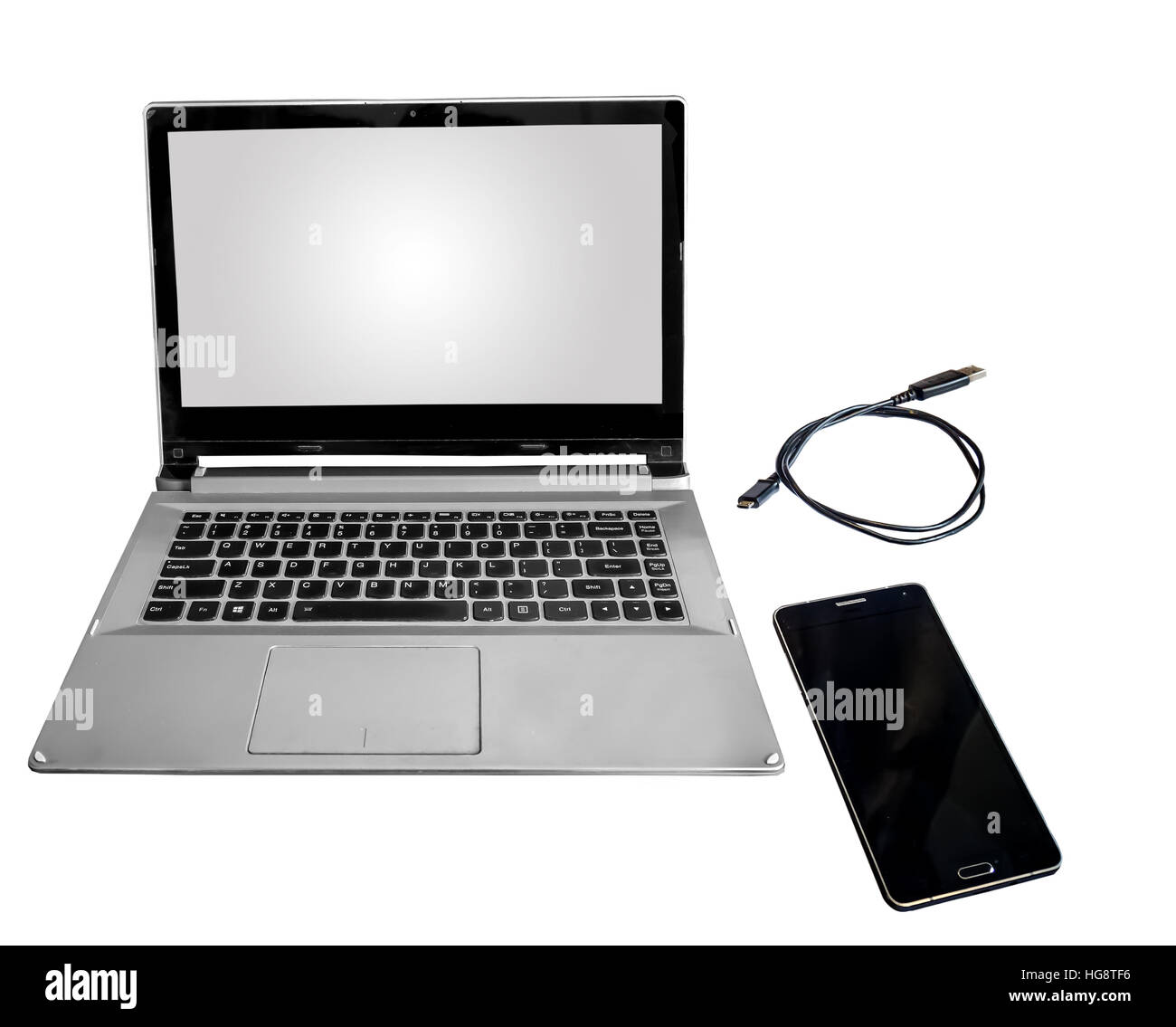Ordinateur portable smart phone et le câble de données isolées en blanc. Banque D'Images