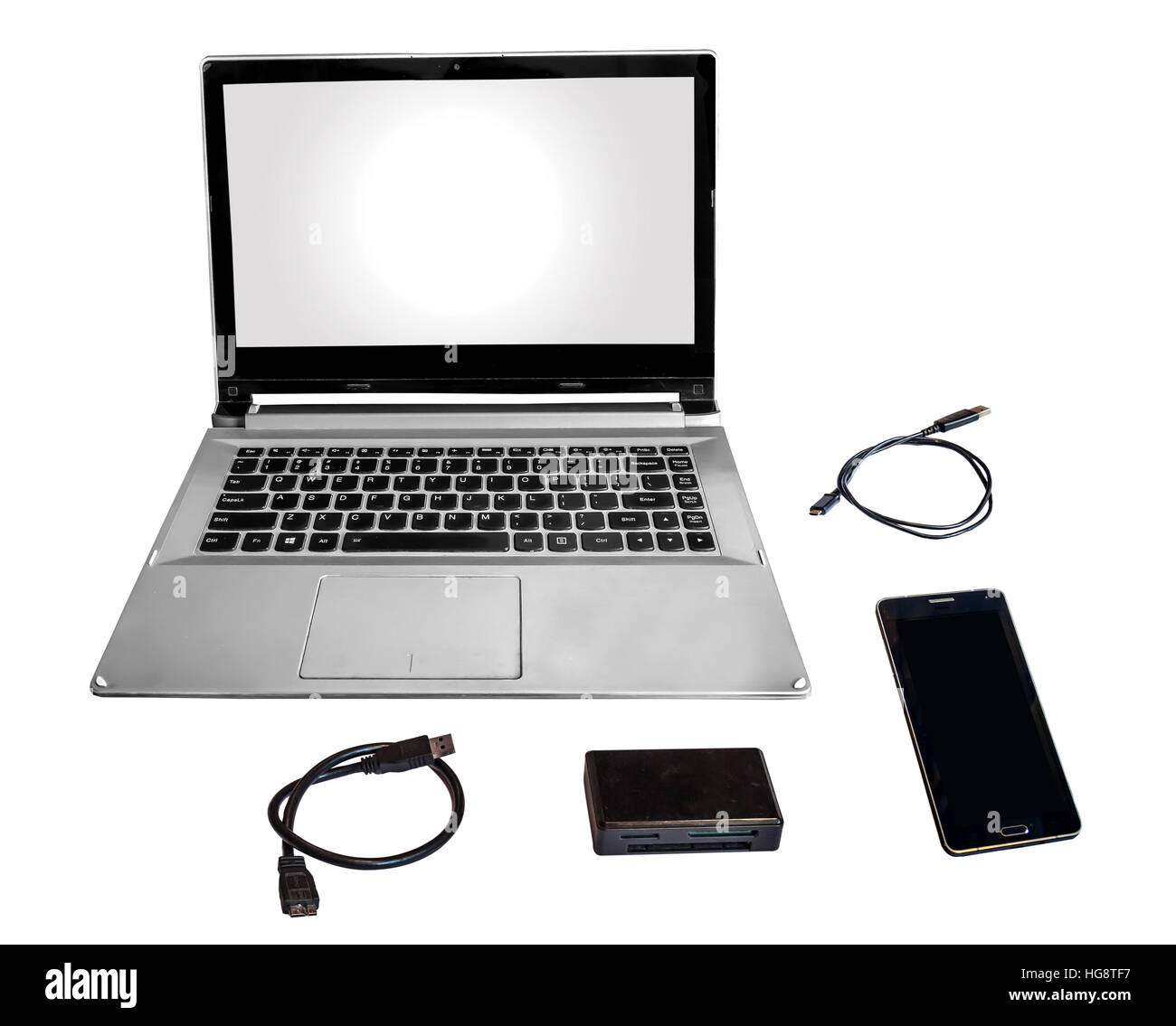 Pc portable avec câble de données de téléphone à puce lecteur de carte et d'accord de données isolées en fond blanc. Banque D'Images