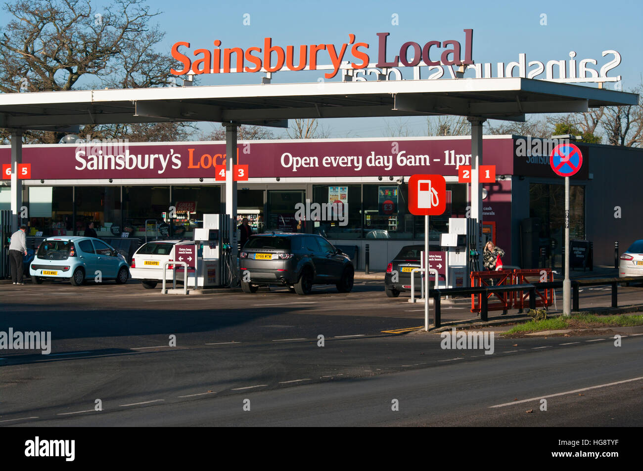 Service d'essence locale Sainsburys Parvis de la gare Banque D'Images