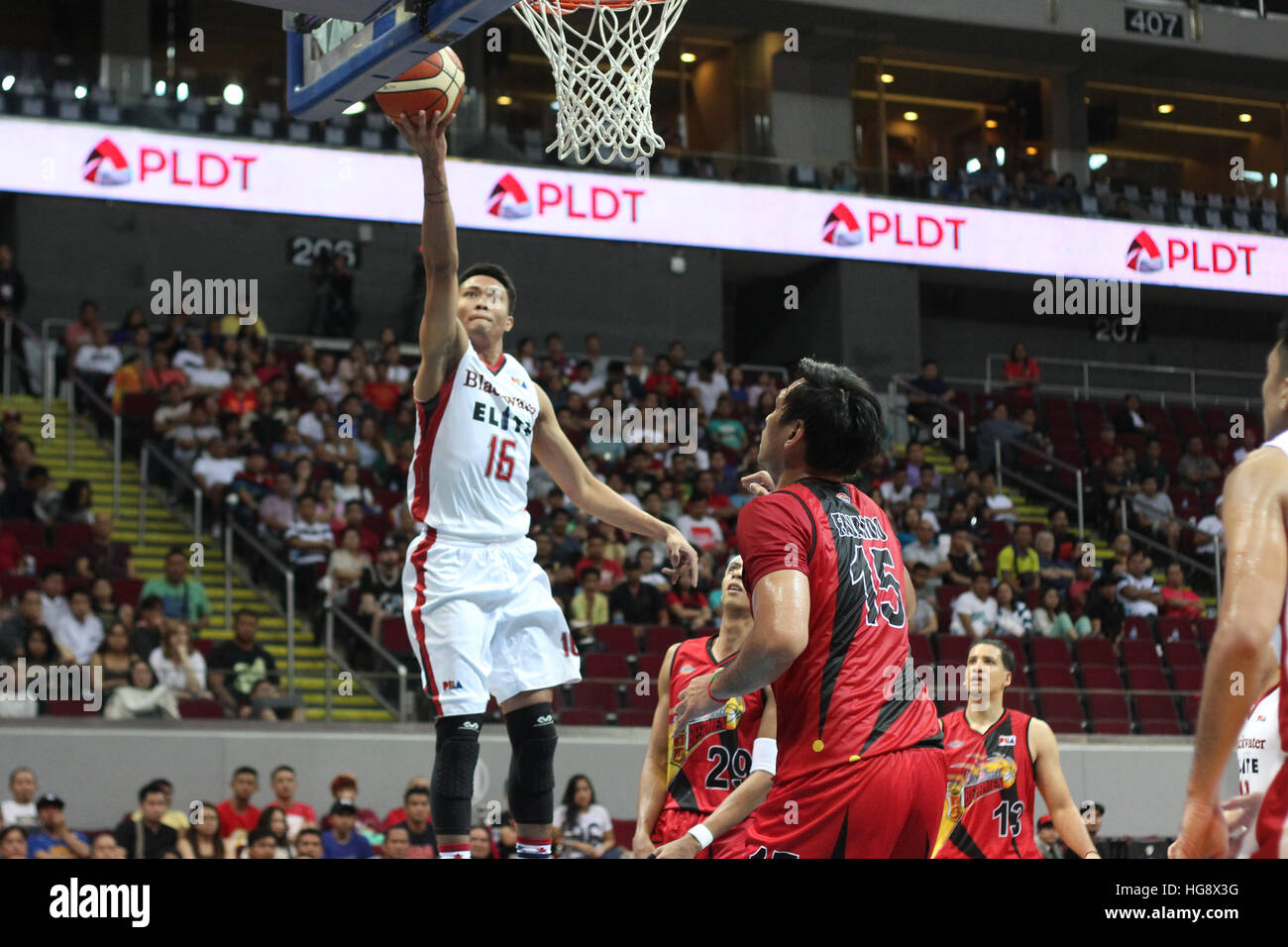 Pasay City, Philippines. 06 Jan, 2017. Jason Melano de Blackwater tente un layup plus Junemar Fajardo de San Miguel. © Dennis Jerome Acosta/Pacific Press/Alamy Live News Banque D'Images